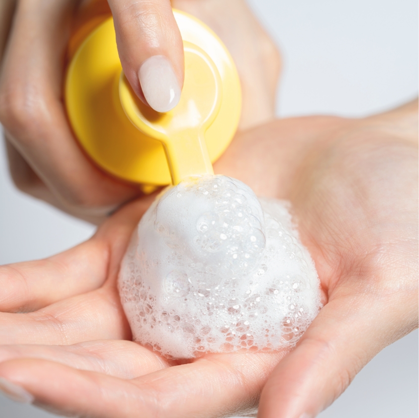 ポンプを押して手のひらに出した、きめ細かくやさしそうな泡